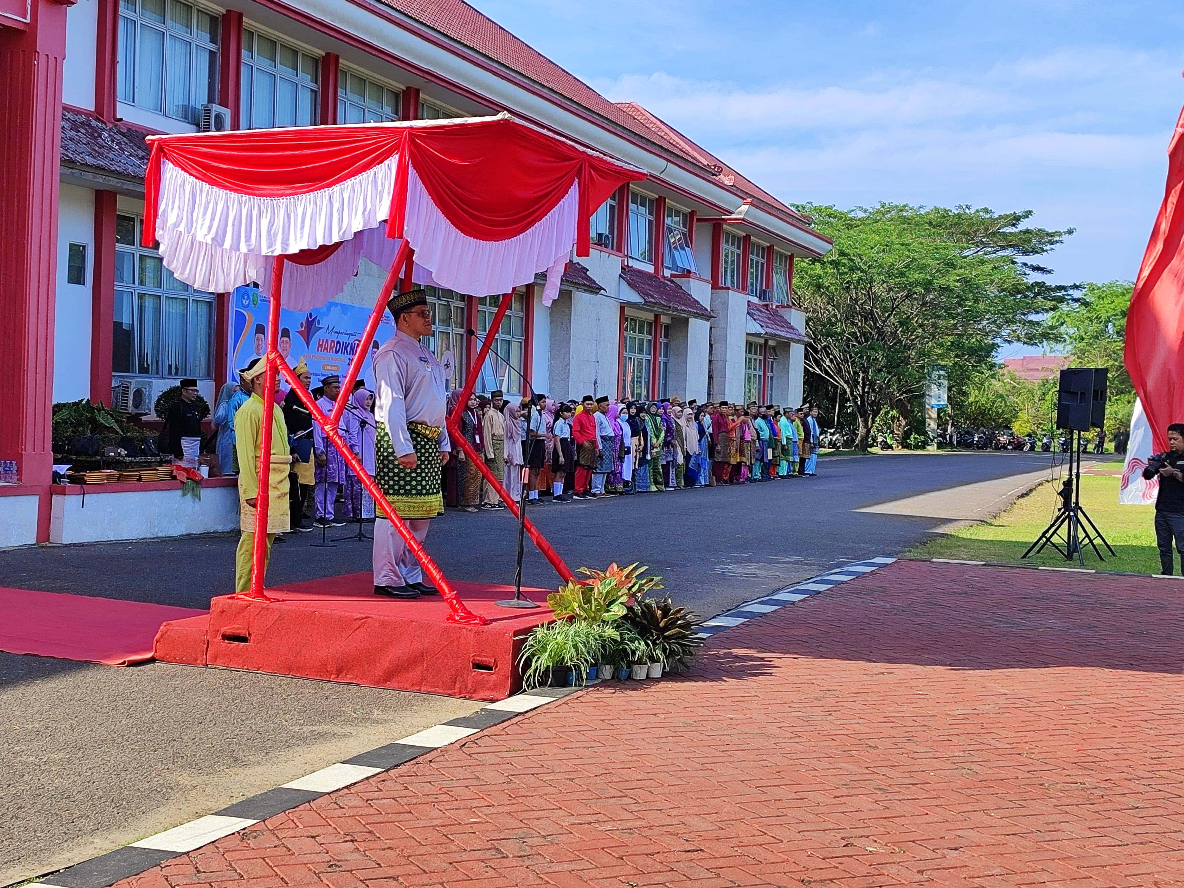 Sambas Peringati Hardiknas 2025, Wakil Bupati Ajak Seluruh Elemen Wujudkan Pendidikan Bermutu Untuk Semua