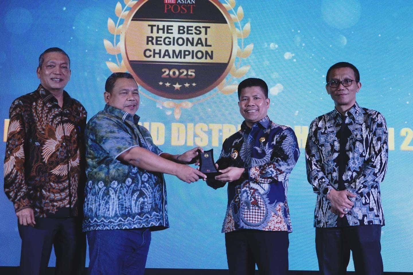 Pemerintah Kabupaten Sambas Meraih Penghargaan Dari The Asian Post Dalam Ajang The Best Regional Champion 2025 Sebagai Kepala Daerah Paling Inspiratif 2025