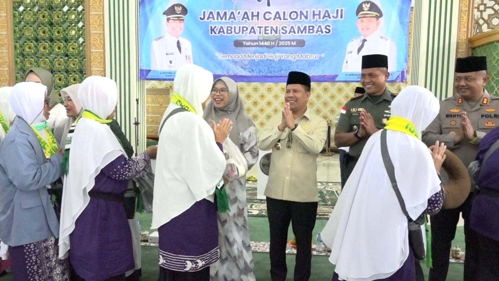 BUPATI SAMBAS SATONO LEPAS 309 JEMAAH CALON HAJI KABUPATEN SAMBAS DI MESJID AT TAQWA PEMANGKAT