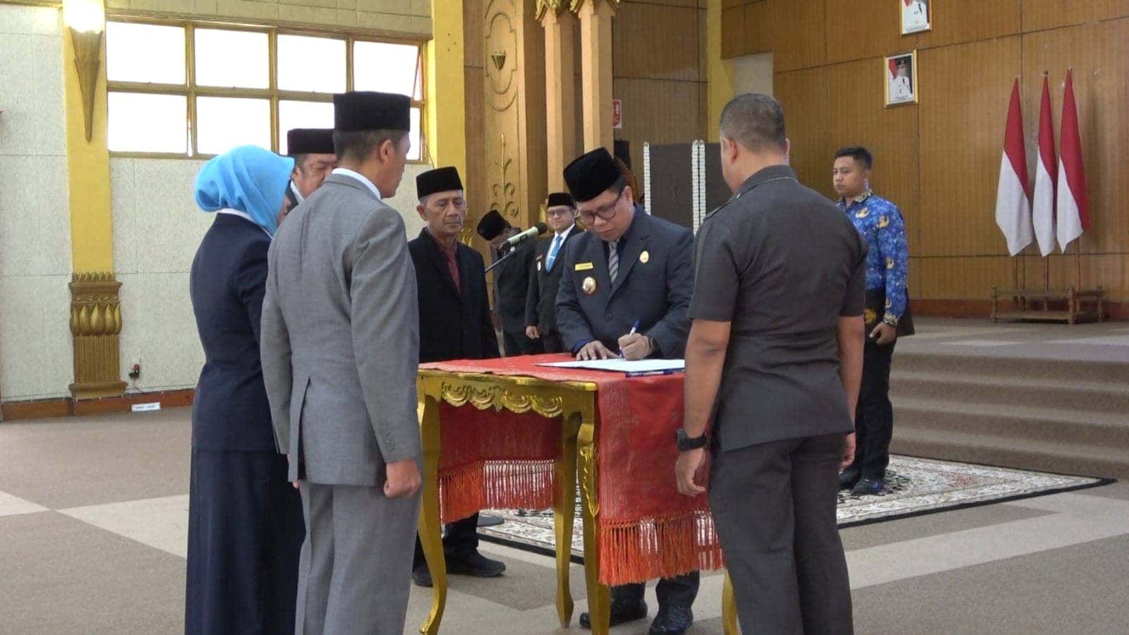 BUPATI SAMBAS LANTIK PEJABAT PIMPINAN TINGGI PRATAMA DAN ADMINISTRATOR