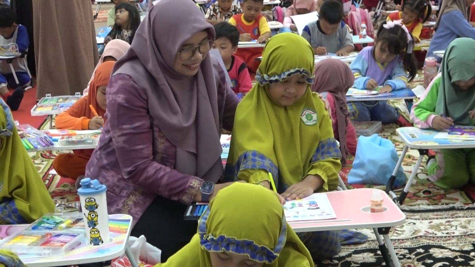 Warna-Warni Kreativitas Anak Sambas Ramaikan Lomba Mewarnai Hardiknas 2025