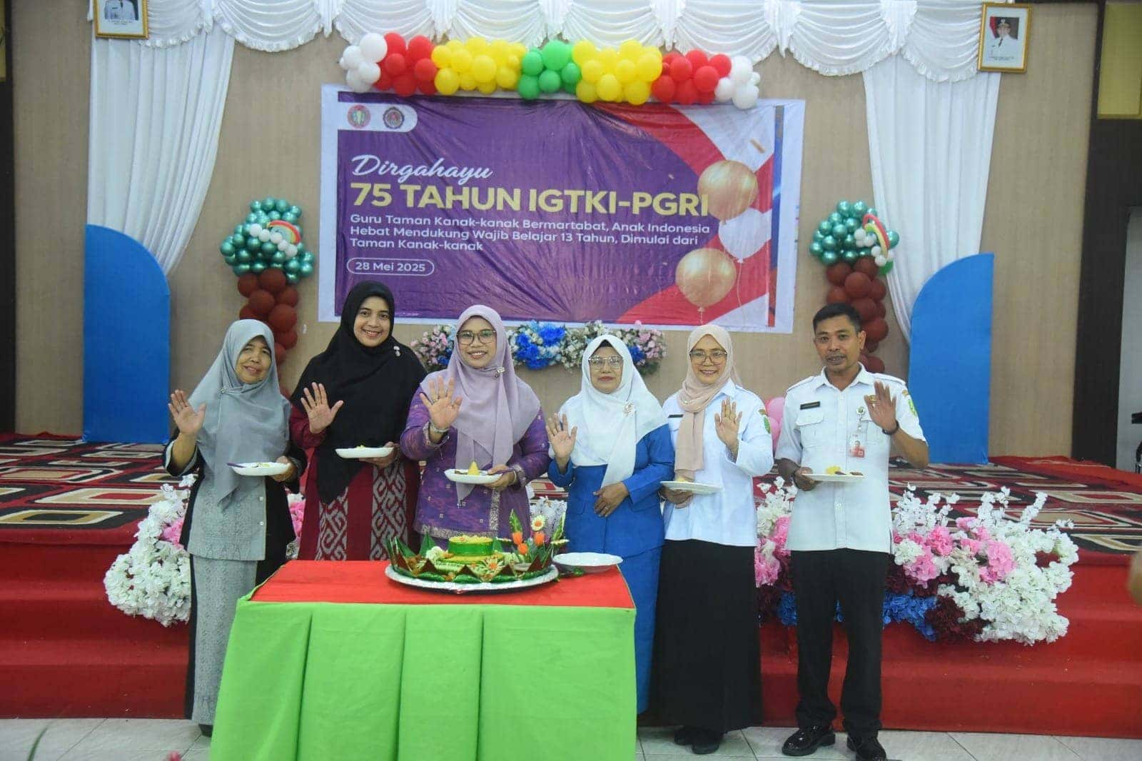 BUNDA PAUD YUNISA DI DIRGAHAYU IGTKI PGRI KE 75 HARAP PARA PENDIDIK TETAP SOLID DAN SEMANGAT MENDIDIK ANAK DIDIKNYA