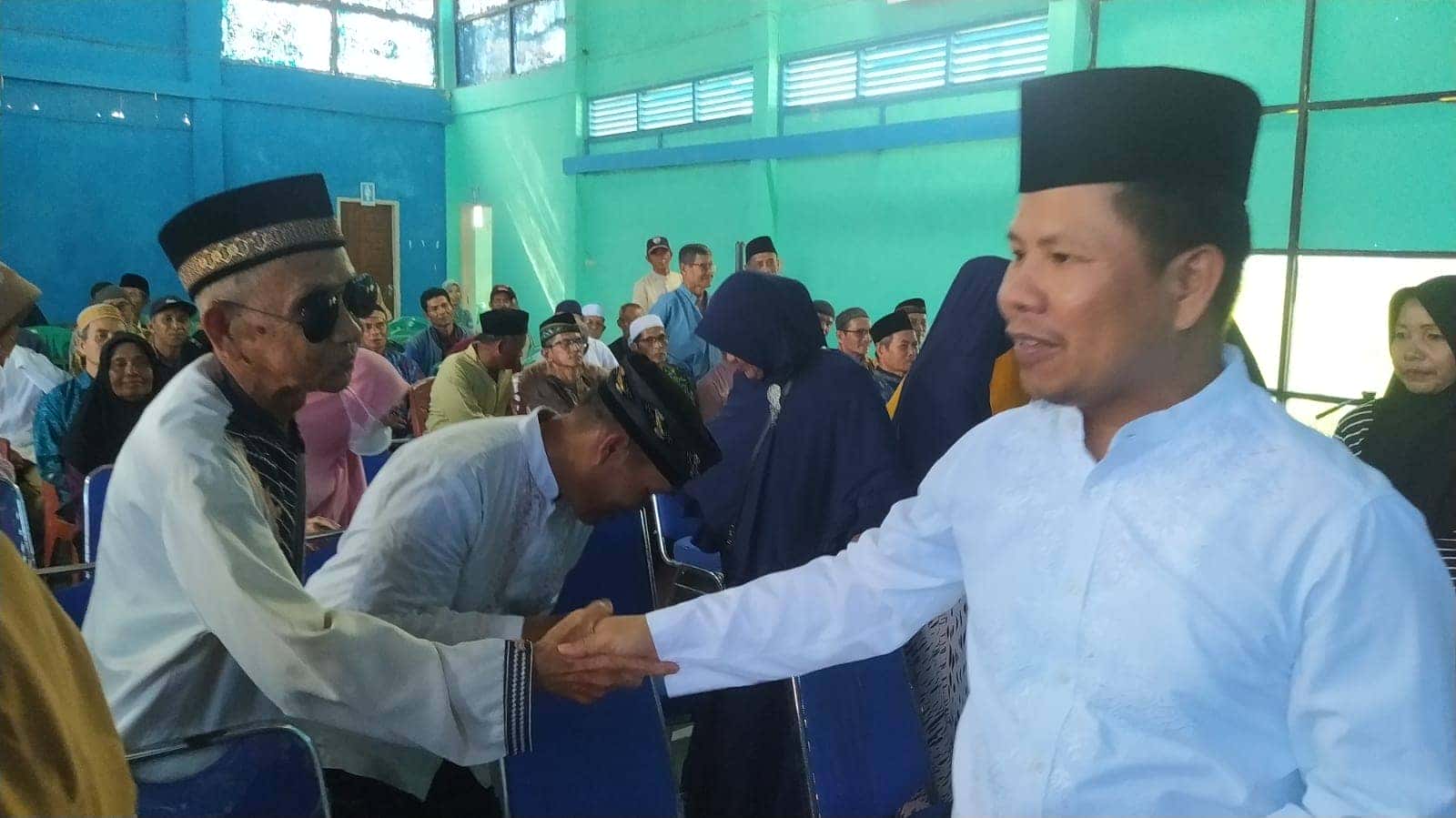 BUPATI SAMBAS SATONO BERIKAN TALI ASIH KEPADA TOKOH AGAMA YANG BERKIPRAH DALAM SYIAR AGAMA DI TANGARAN, PALOH DAN TELUK KERAMAT