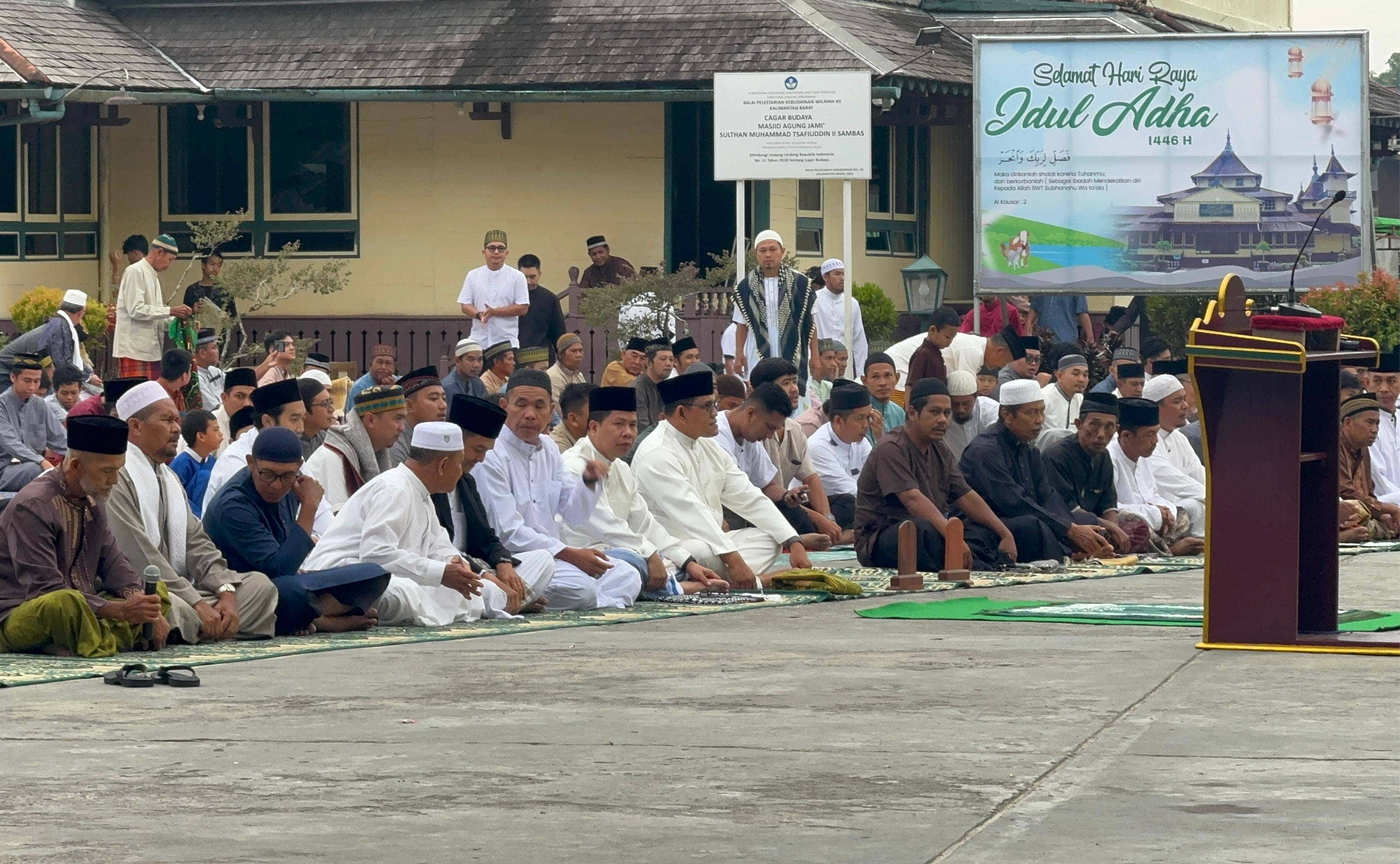 Bupati dan Wakil Bupati Sambas Sholat Idul Adha Bersama Masyarakat di Masjid Jami’ Kesultanan