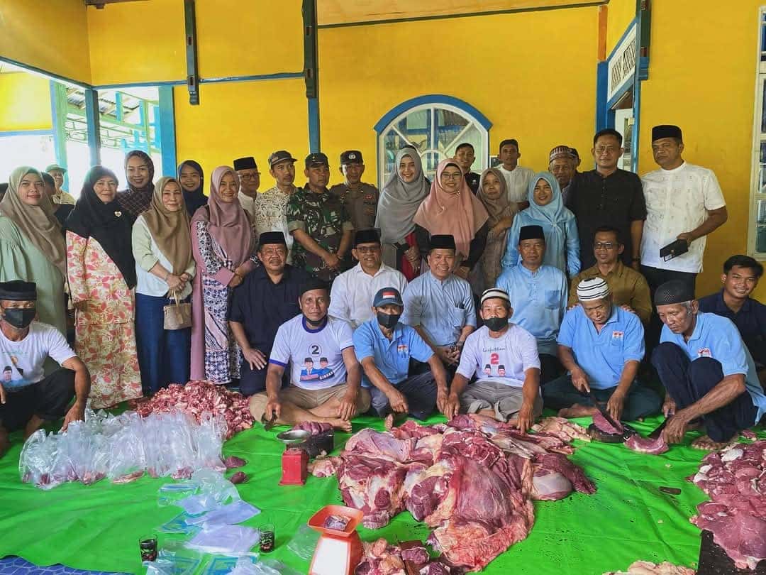 Penyembelihan Sapi Bantuan Presiden, Bupati Sambas Serahkan Secara Simbolik Kepada Warga