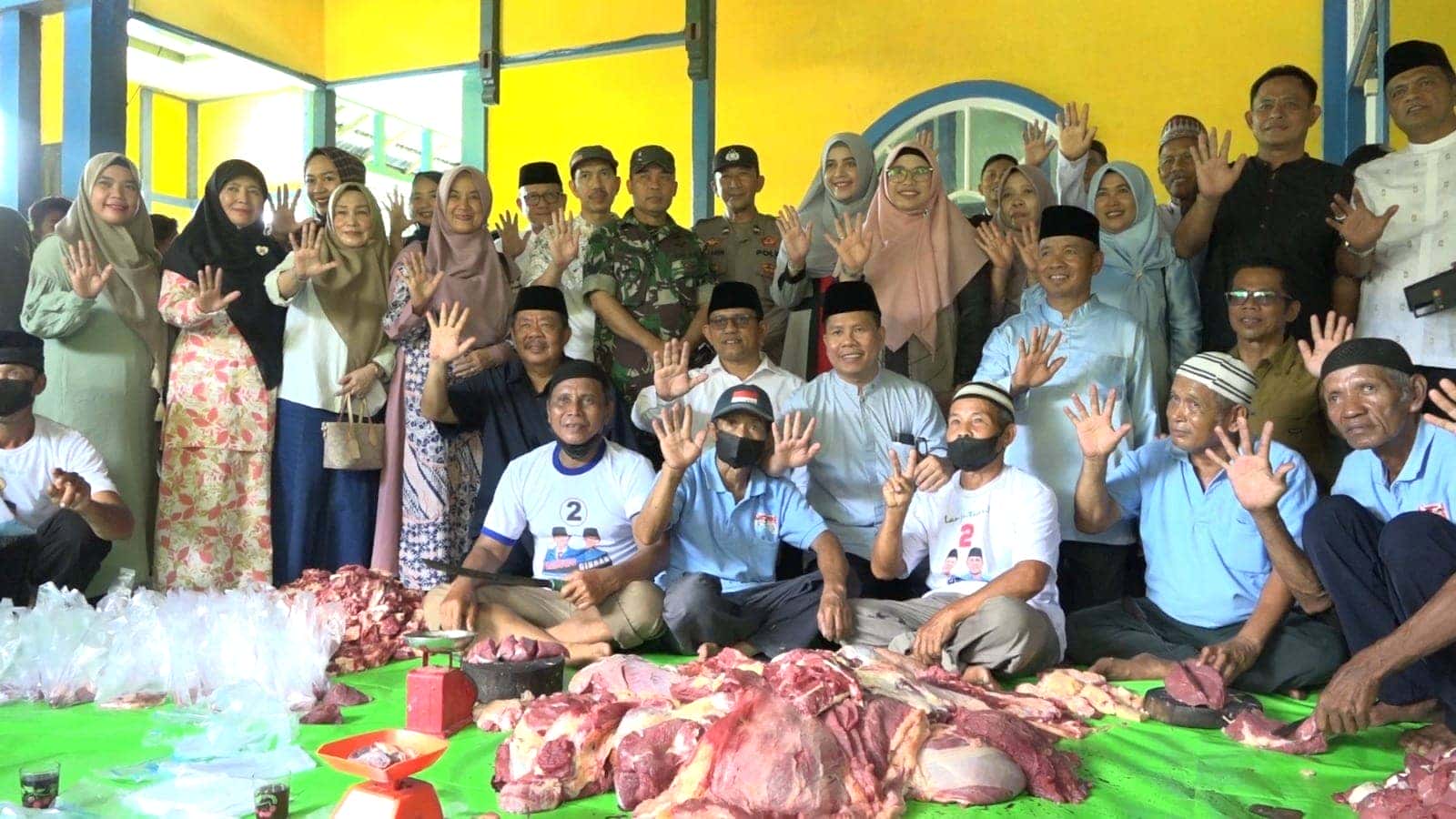 BUPATI SAMBAS SATONO SAKSIKAN PEMBAGIAN SAPI KURBAN BANTUAN PRESIDEN RI DI DESA SAMUSTIDA