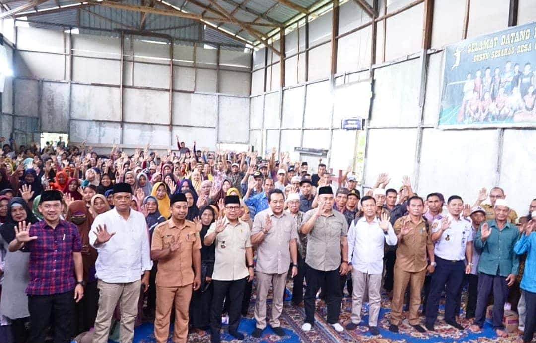 Bupati Sambas H. Satono, S. Sos. I. MH Dampingi Anggota DPR-RI Komisi V  H. Yuliansyah, S. E., Dalam Kunjungan kerja di Desa Gapura