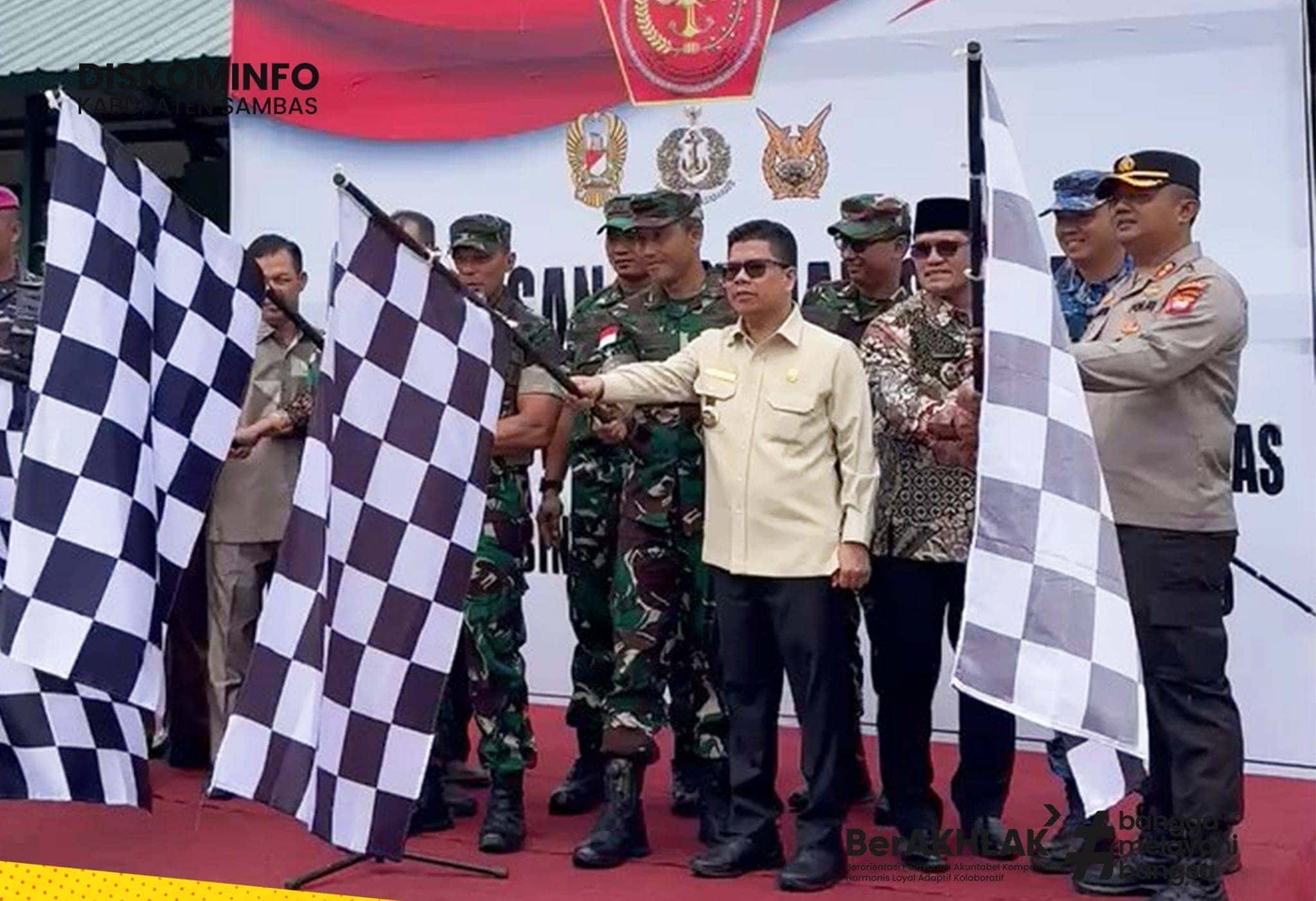 Bupati Satono Sambas Apresiasi Kepedulian TNI : Pengibaran Bendera Jadi Simbol Penyaluran Bantuan Sosial ke Wilayah Perbatasan