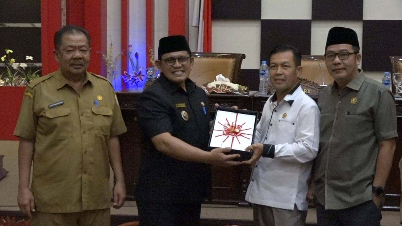 WAKIL BUPATI SAMBAS H. HEROALDI DJUHARDI ALWI  BERIKAN PENJELASAN TERHADAP TERHADAP TIGA RAPERDA KABUPATEN SAMBAS PADA RAPAT PARIPURNA DPRD KABUPATEN SAMBAS.