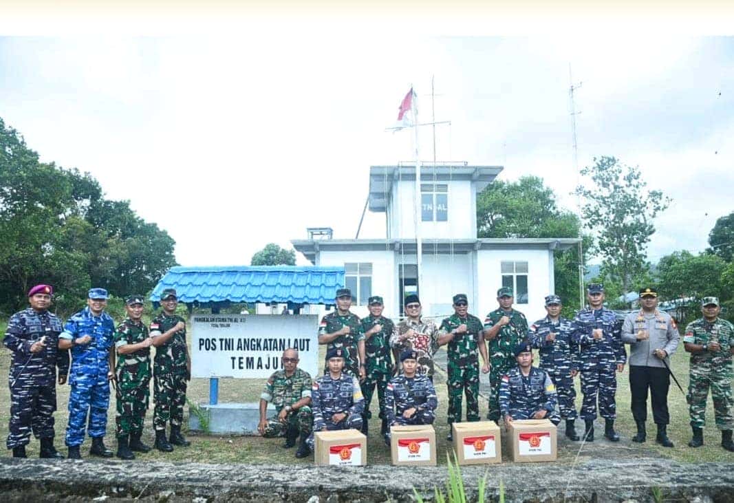 Wakil Bupati Sambas H. Heroaldi Djuhardi Alwi, ST., MT., Dampingi Wakil Asisten Teritorial Panglima TNI Brigjen TNI (Mar) Bambang Hadi Suseno, SE, MM., Dalam Kunjungan Kerja Desa Temajuk