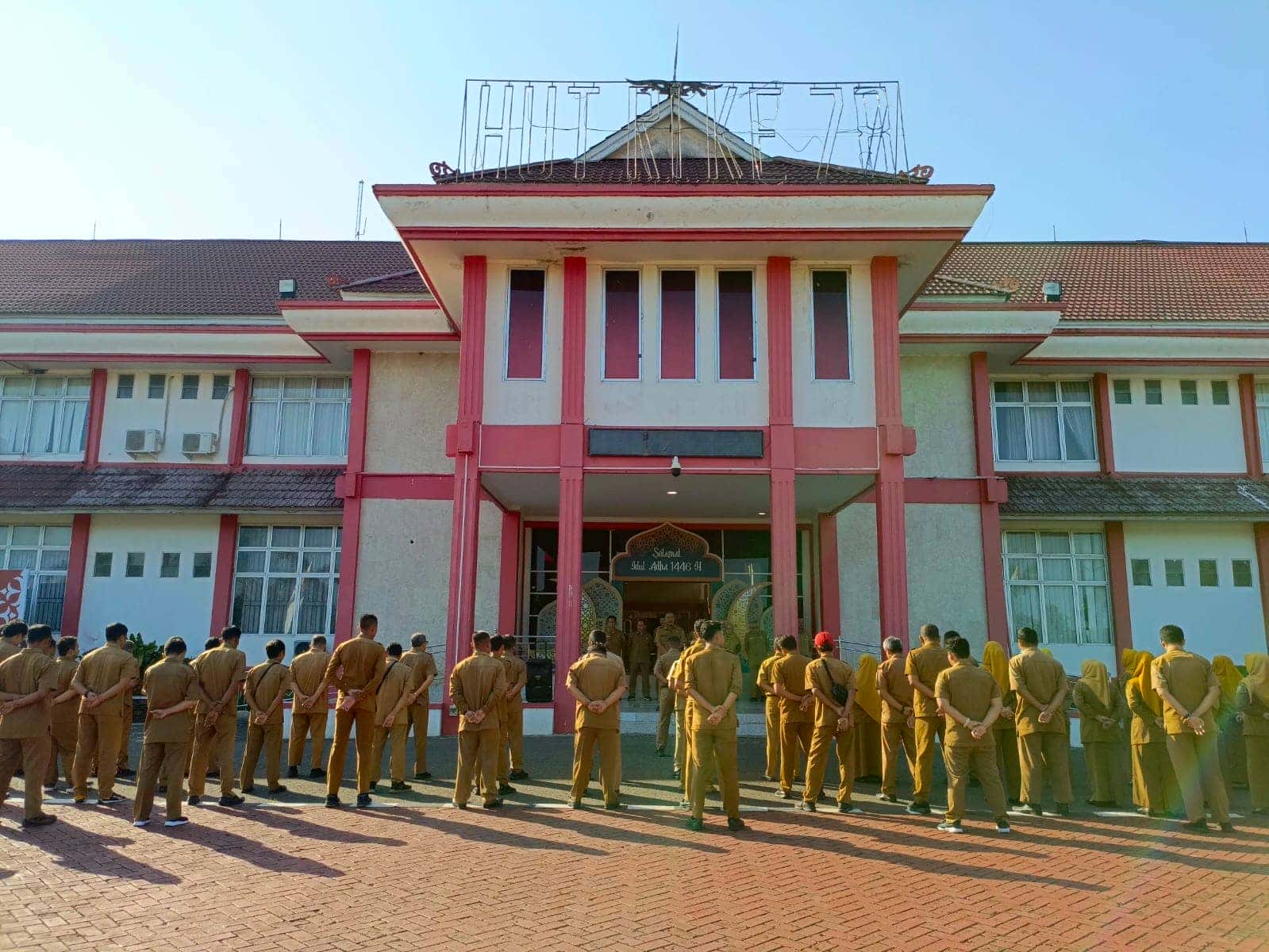 Sekretaris Daerah Kabupaten Sambas, Ir. H. Fery Madagaskar, M.Si Pimpin Apel Pagi