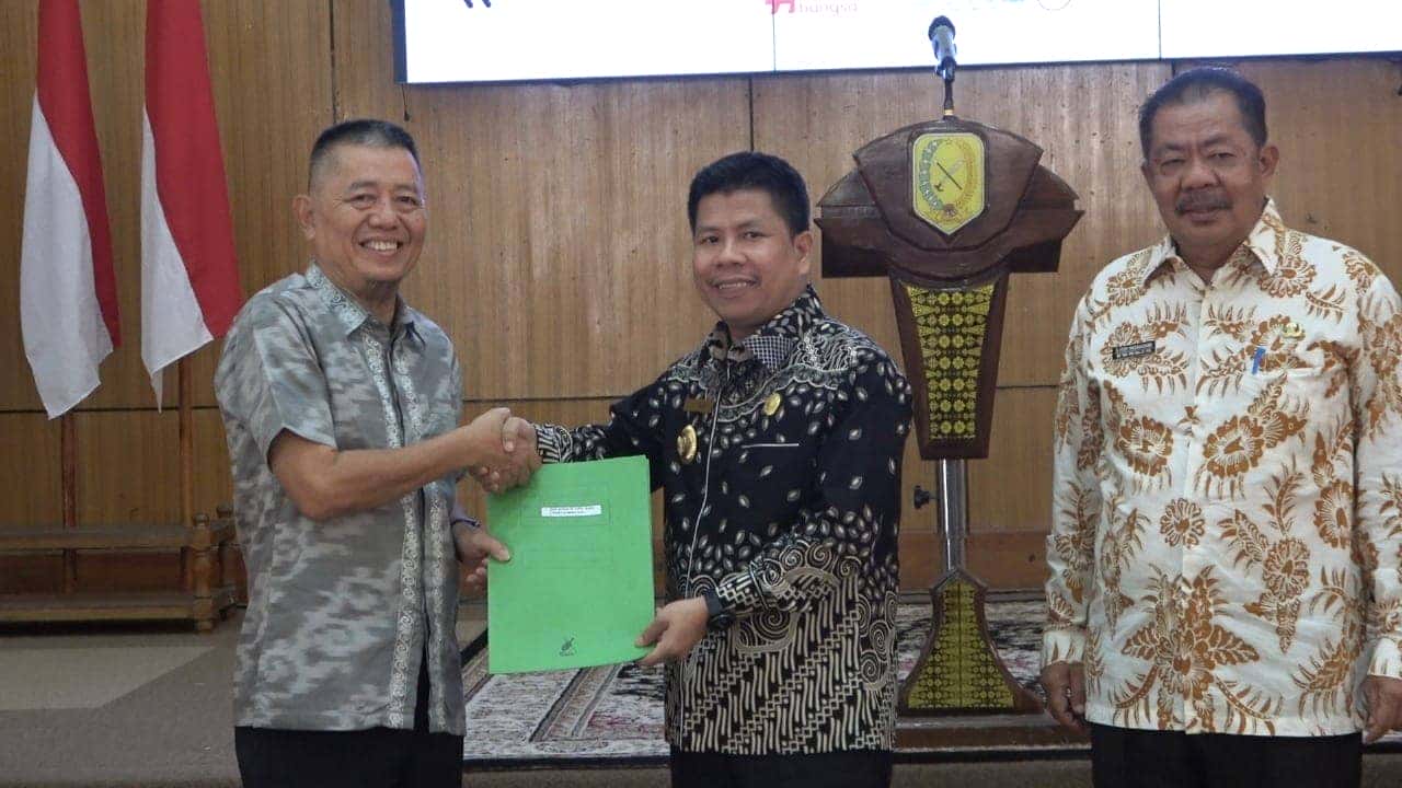 BUPATI SAMBAS SERAHKAN 222 SK PENSIUN