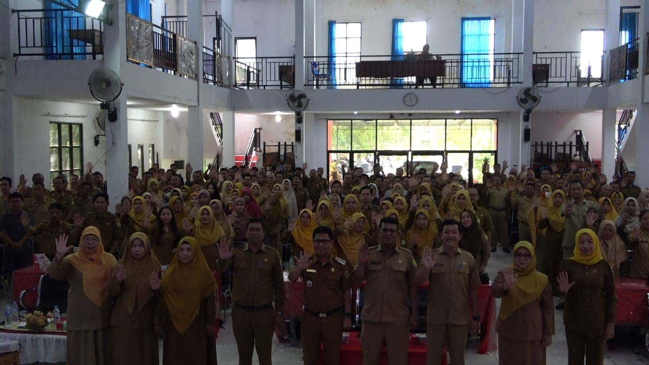 PEMERINTAH KABUPATEN SAMBAS GELAR RAKOR DAN PEMBINAAN KEPALA SEKOLAH SERTA BENDAHARA SMP SE-KABUPATEN SAMBAS