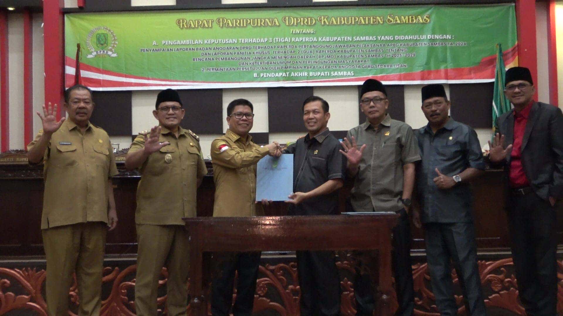 Paripurna DPRD Sambas Setujui Tiga Raperda, Bupati Satono Sampaikan Pendapat Akhir