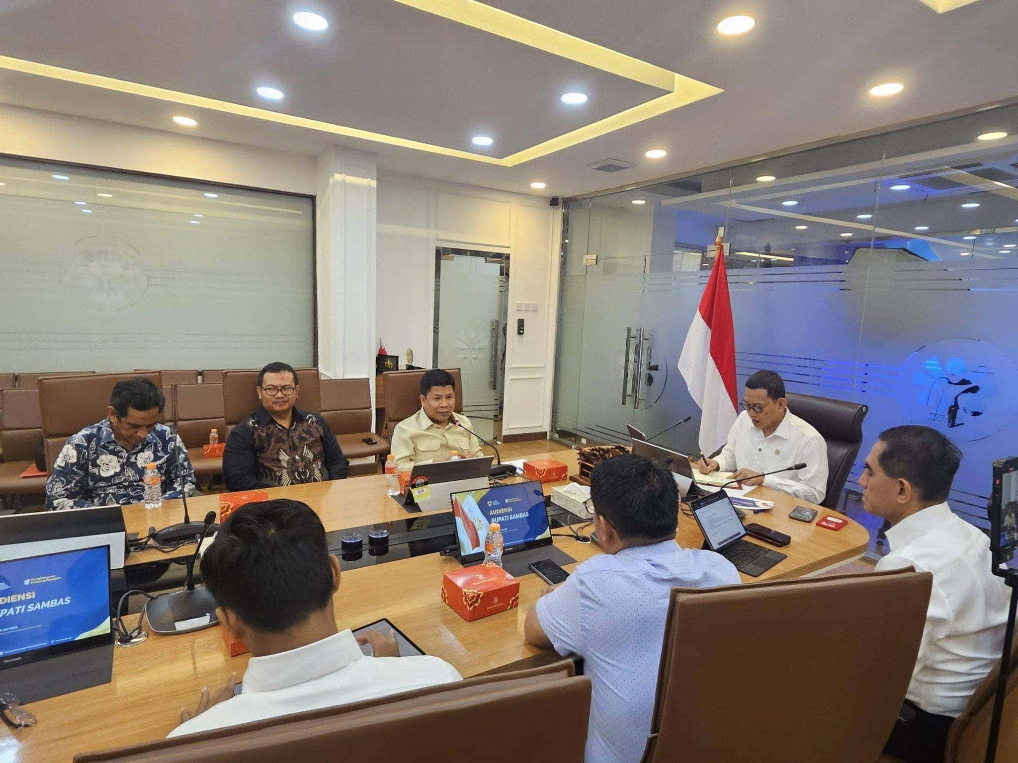 Bupati Sambas Temui Menteri P2MI, Sampaikan Aspirasi Perlindungan Pekerja Migran