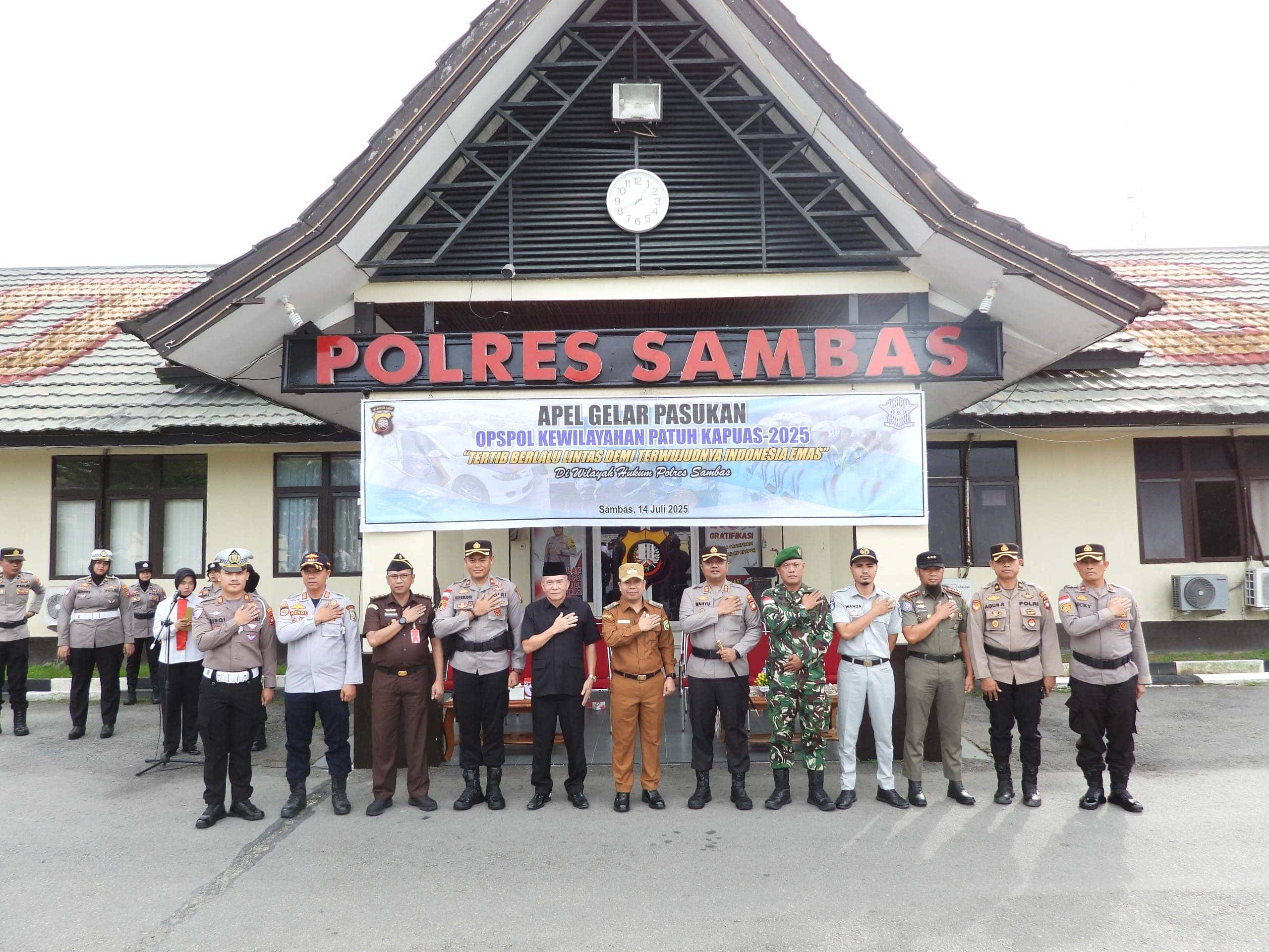 Bupati Sambas, H. Satono, S.Sos.I., M.H., Hadiri Apel Gelar Pasukan Operasi Kepolisian Kewilayahan Patuh Kapuas 2025