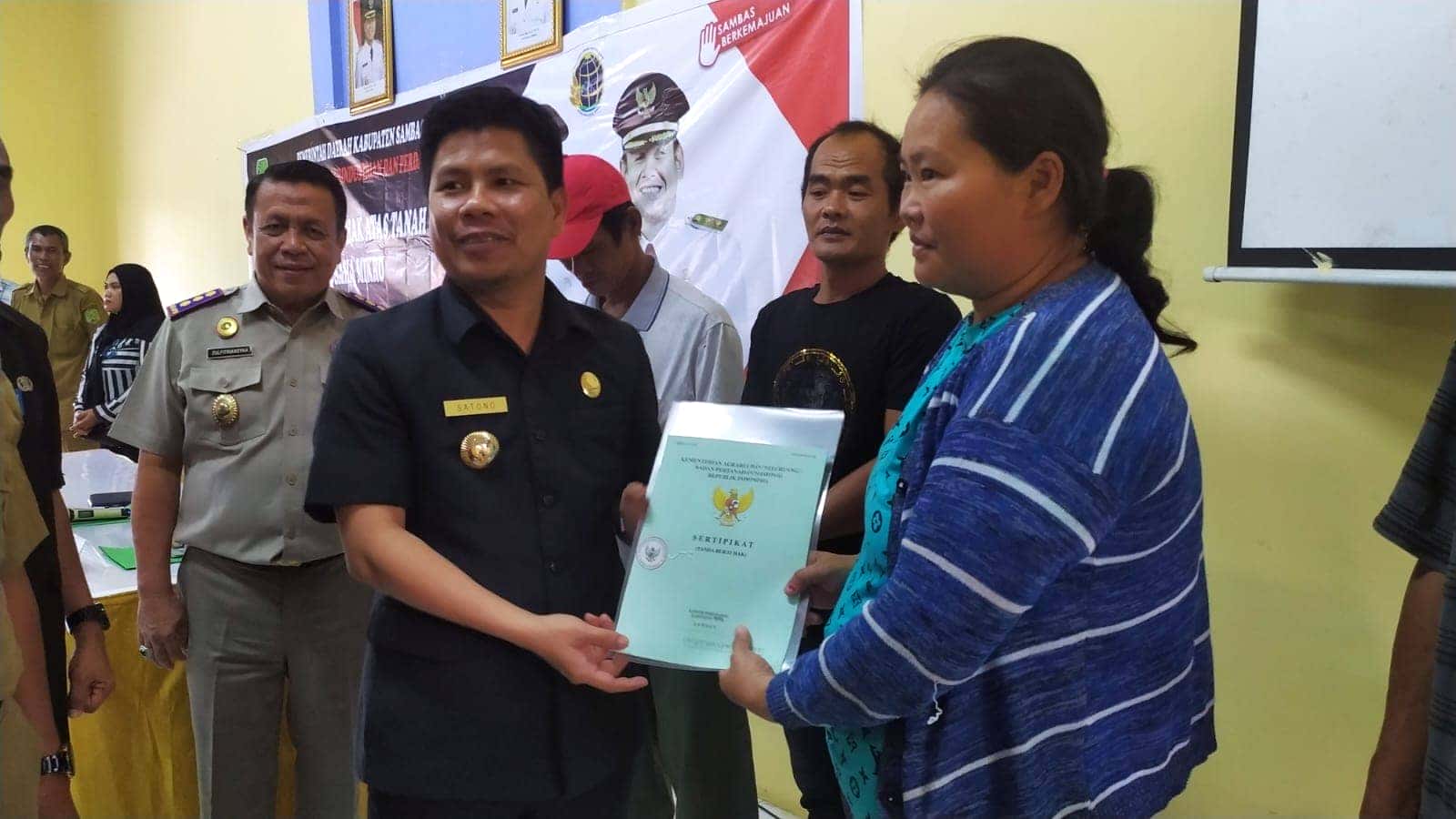 BUPATI SAMBAS H. SATONO MENYERAHKAN SERTIFIKAT HAK ATAS TANAH (SHAT) BAGI USAHA MIKRO DI KECAMATAN SELAKAU TAHUN 2023