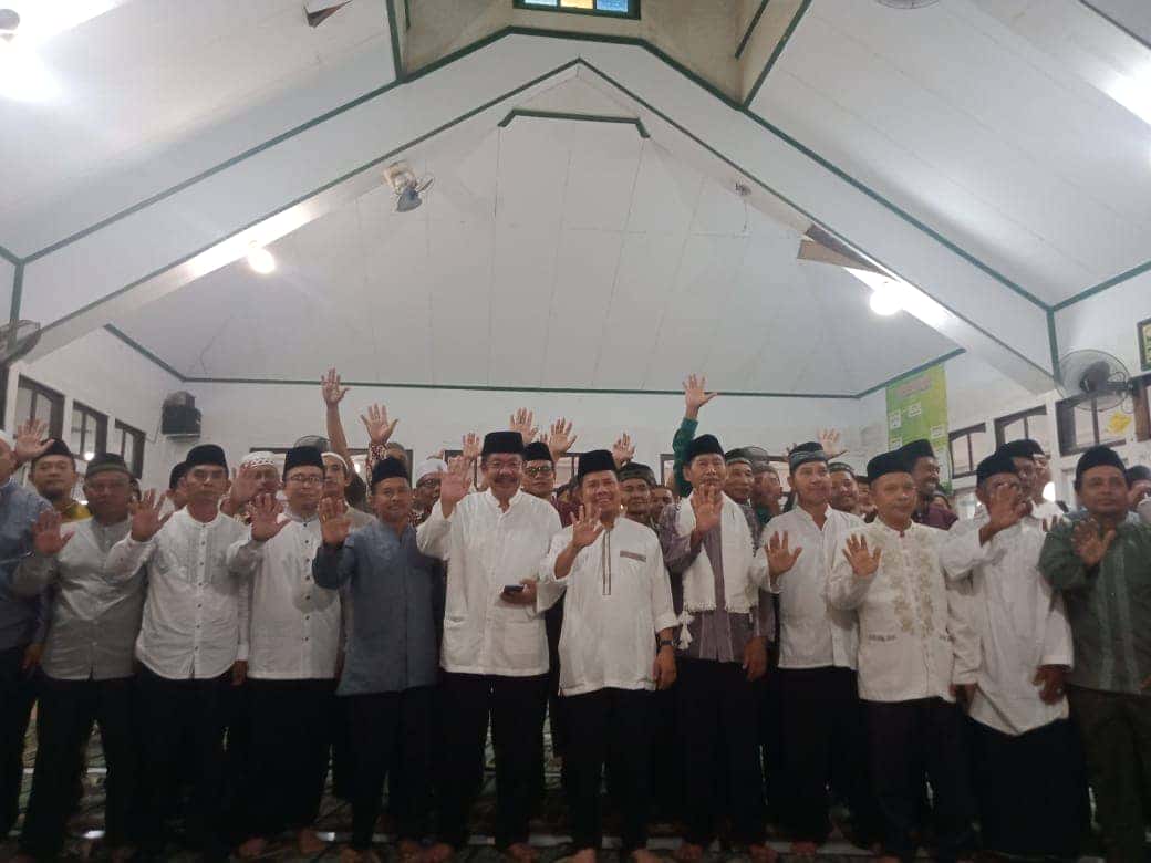 HARI KE DELAPAN RAMADHAN BUPATI SAMBAS SATONO SAFARI RAMADHAN KE MESJID BAITUL MU'MININ DESA SARILABA B JAWAI SELATAN