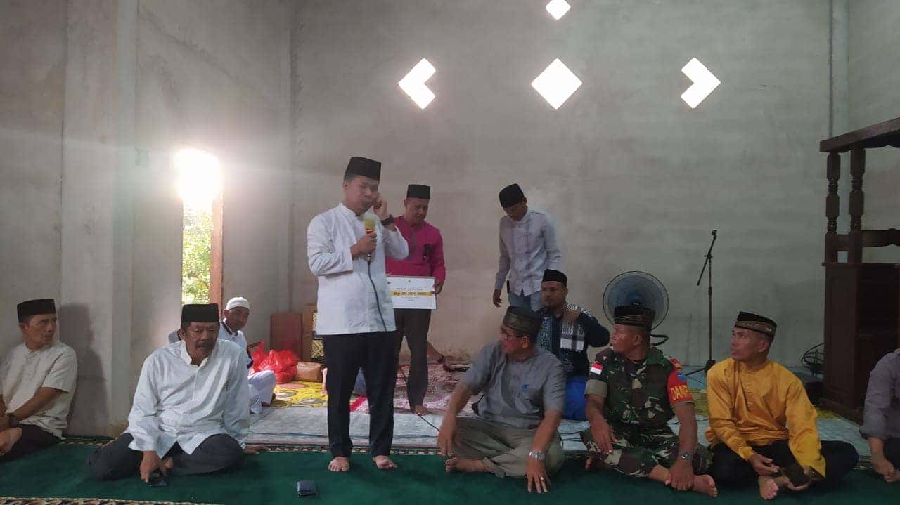 BUPATI SATONO BERIKAN BANTUAN DANA PRIBADI UNTUK PEMBANGUNAN MESJID AL HIKMAH DUSUN GAYUNG BERSAMBUT SELAKAU TUA