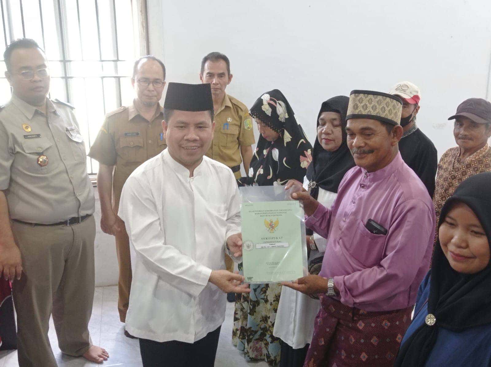 Bupati Satono serahkan 100 Sertifikat Tanah Program Setifikat Hak Atas Tanah (SHAT) Lintas Sektor bagi Usaha Mikro di Kecamatan Sebawi
