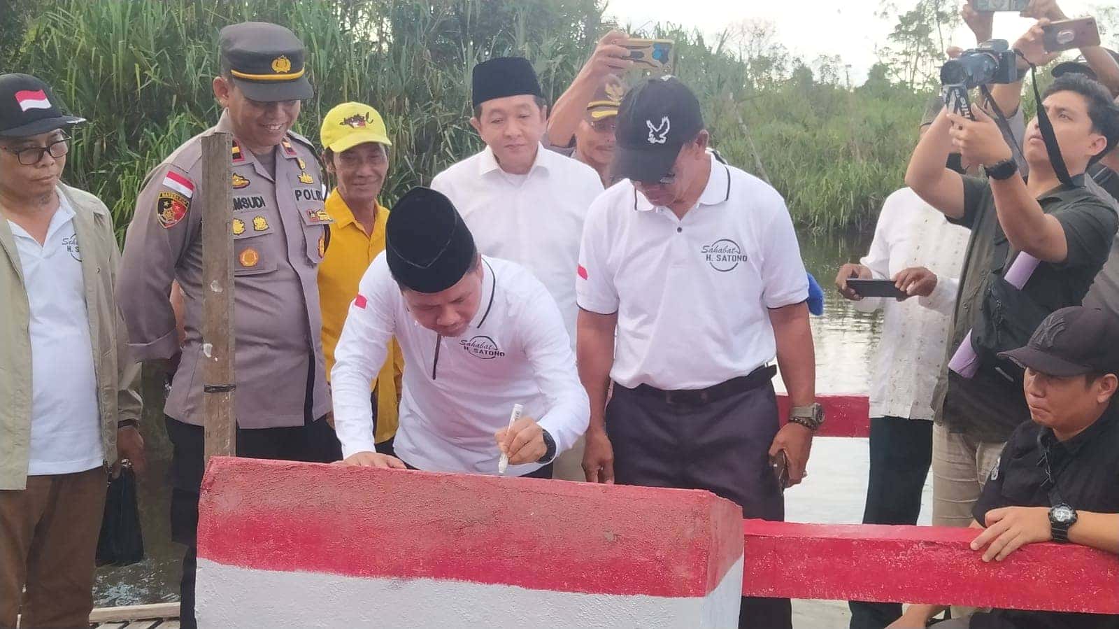 50 Tahun Belum Tersentuh Pembangunan, Bupati Satono Resmikan Jembatan Bekemajuan ke 30 Desa Tempapan Hulu
