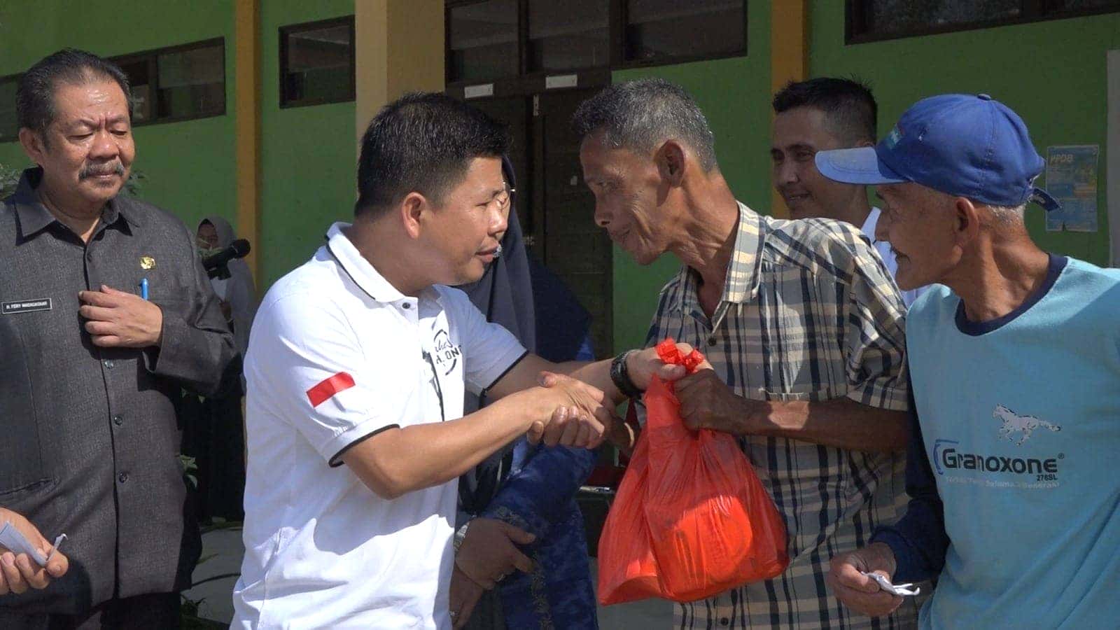 Bupati Satono Serahkan 500 Peket Lebaran Untuk Masyarakat Desa Tanjung Mekar
