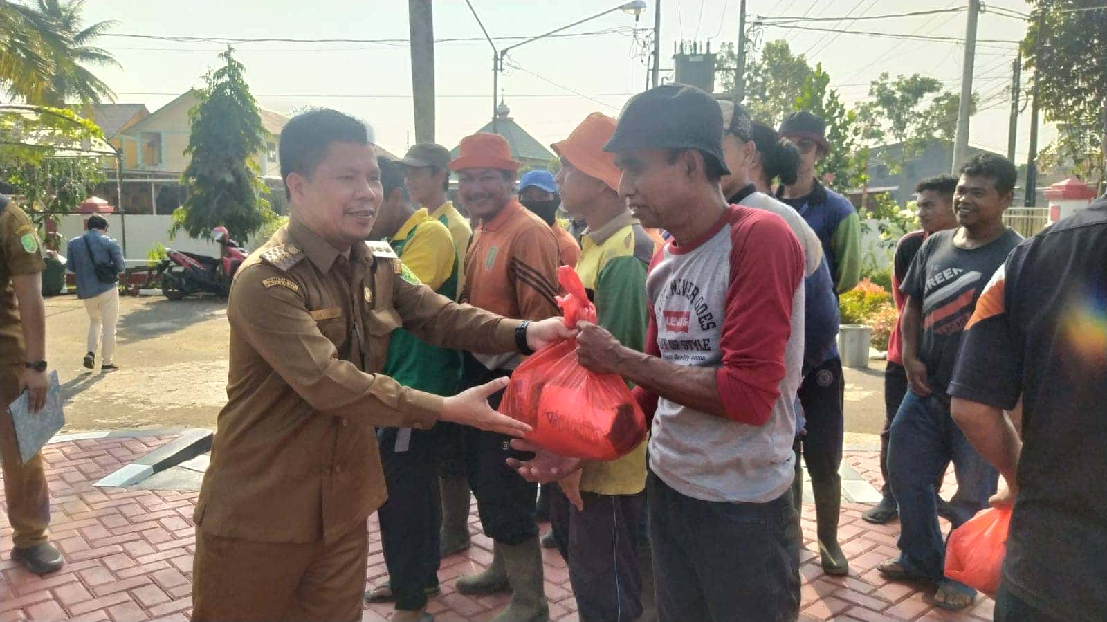 235 PETUGAS KEBERSIHAN TERIMA PAKET LEBARAN DARI BUPATI SAMBAS SATONO