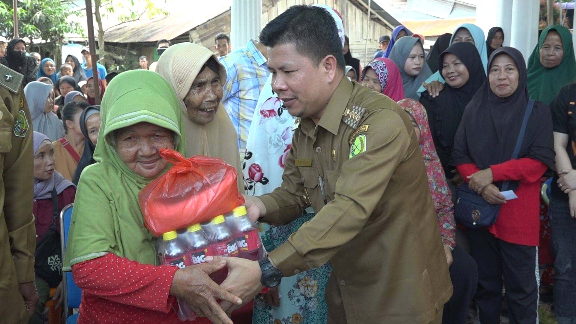 BUPATI SALURKAN 600 PAKET SEMBAKO DARI WA GRUB KEPADA WARGA DESA SEBATUAN