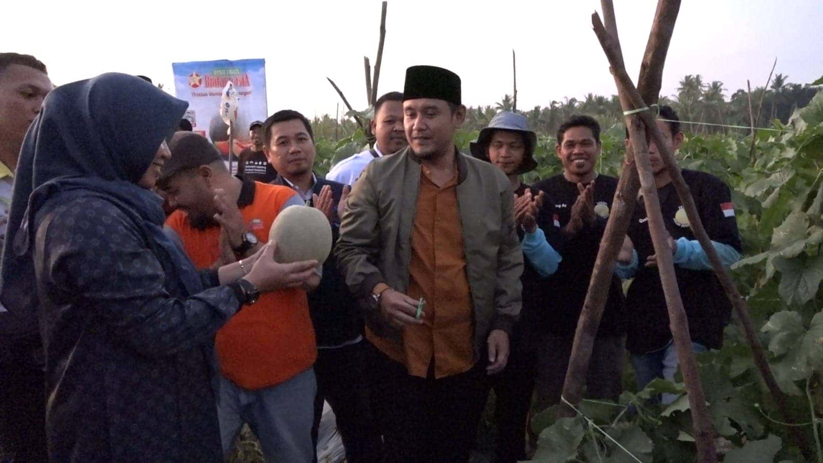 WAKIL BUPATI FAHRUR ROFI APRESIASI ANTONI PANEN BUAH MELON DI TEKARANG