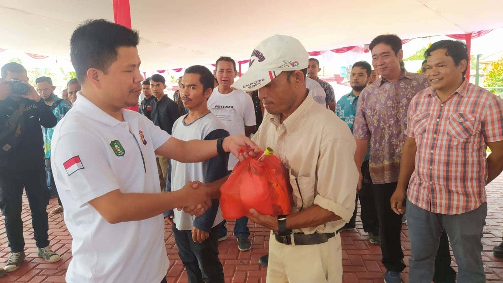 BUPATI SAMBAS SILATURAHMI DAN BERI PAKET SEMBAKO KEPADA HONORER SETDA PEMDA SAMBAS