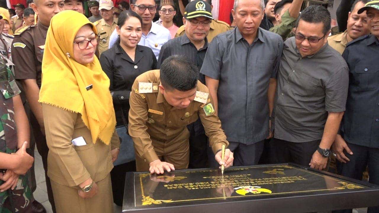 WUJUDKAN GREEN GROWTH, BUPATI SATONO RESMIKAN PEDESTRIAN DAN DRAINASE PASAR SAMBAS