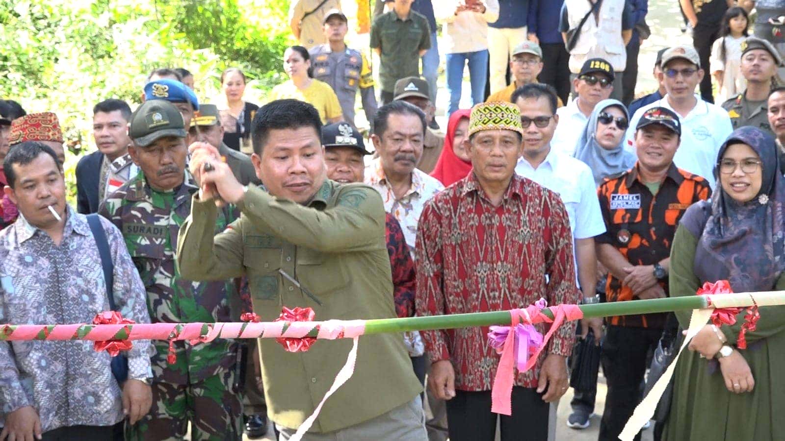 BUPATI SATONO RESMIKAN JEMBATAN BERKEMAJUAN 31 KALIAU SAJINGAN BESAR