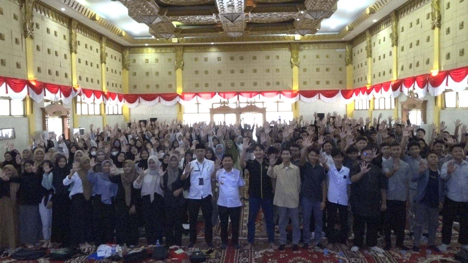 BUPATI SAMBAS SATONO BUKA TRY OUT UTBK GAGASAN KMKS DI AULA KANTOR BUPATI SAMBAS