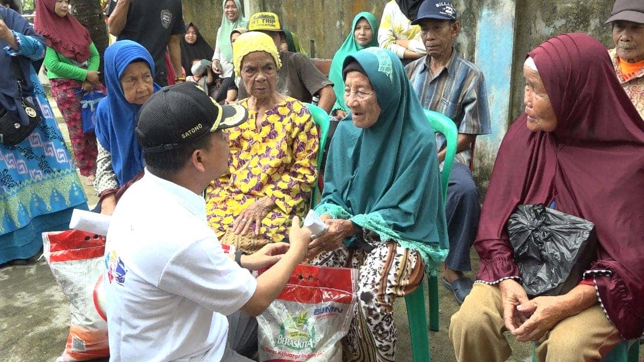 Launching Penyerahan Bantuan Cadangan Pangan Dari Badan Pangan Nasional Oleh Bupati Satono di Desa Sekura Dan Segarau