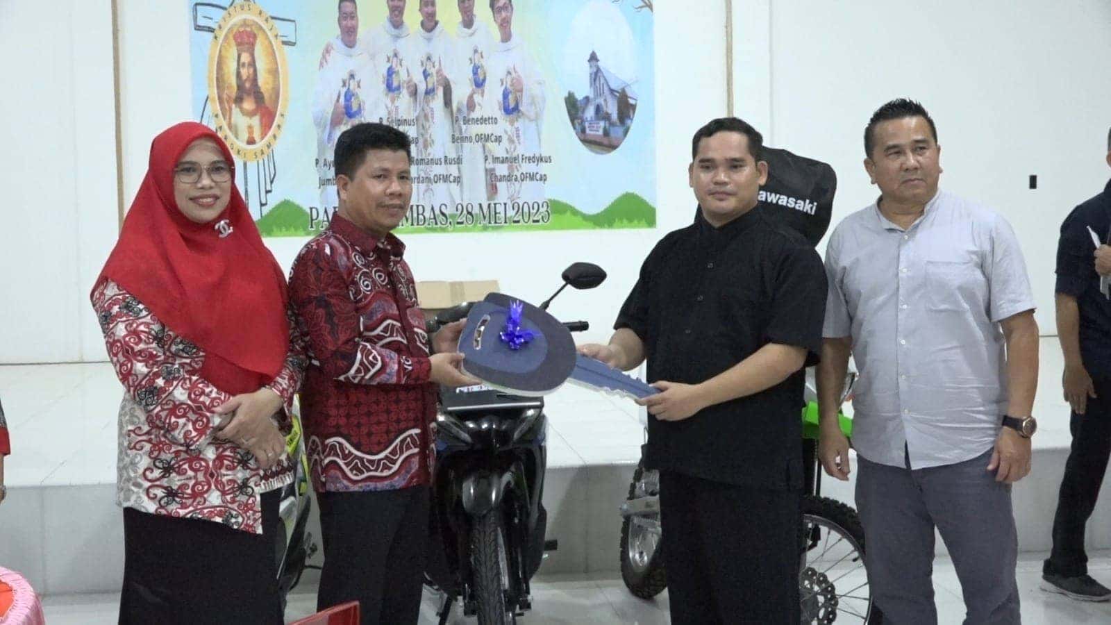 Bupati Sambas Satono serahkan 3 unit motor kepada Gereja Paroki Sambas