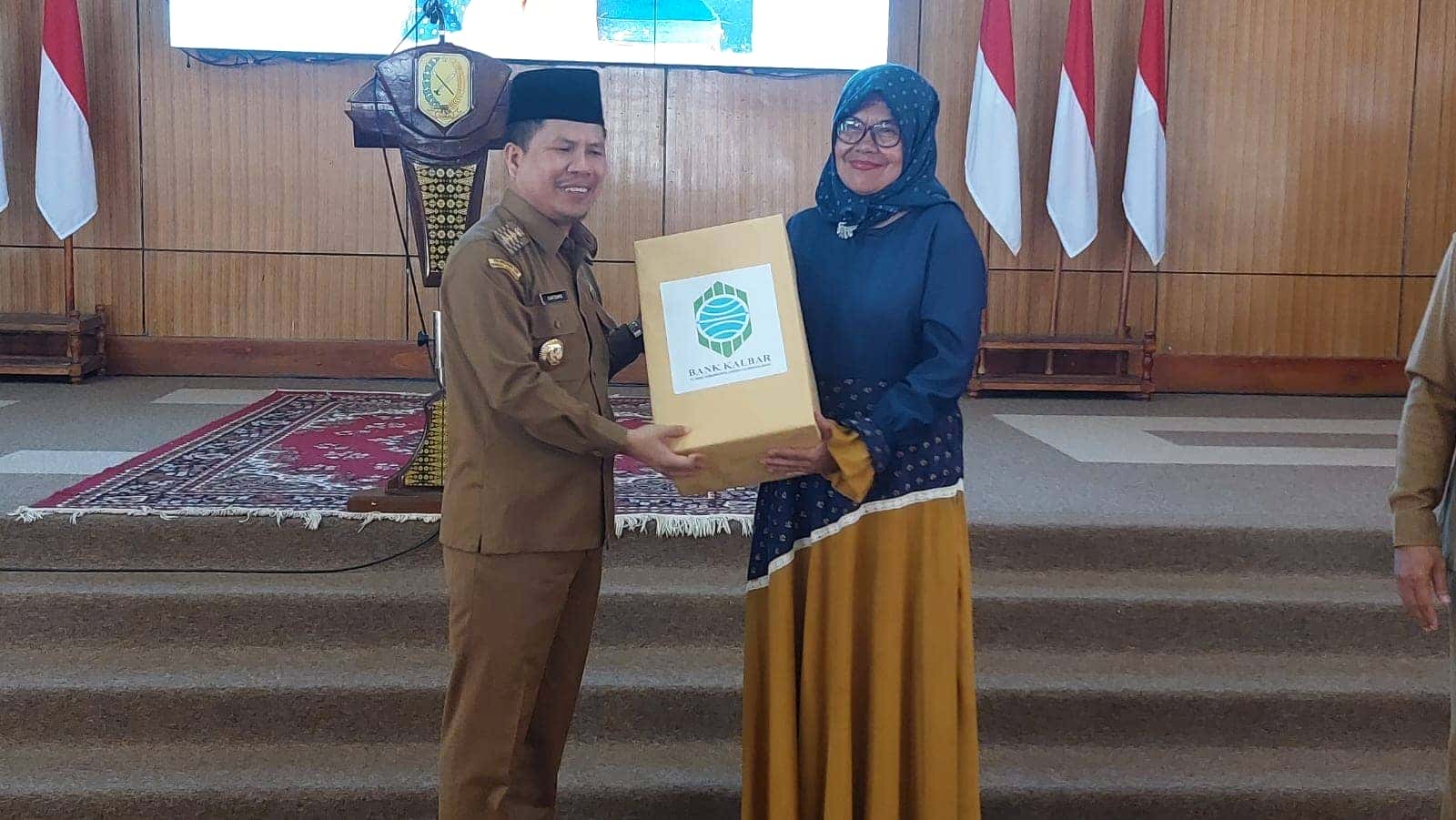 SERAHKAN SK PENSIUN, BUPATI SATONO PESAN PARA PENSIUNAN ASN TETAP BERKREASI