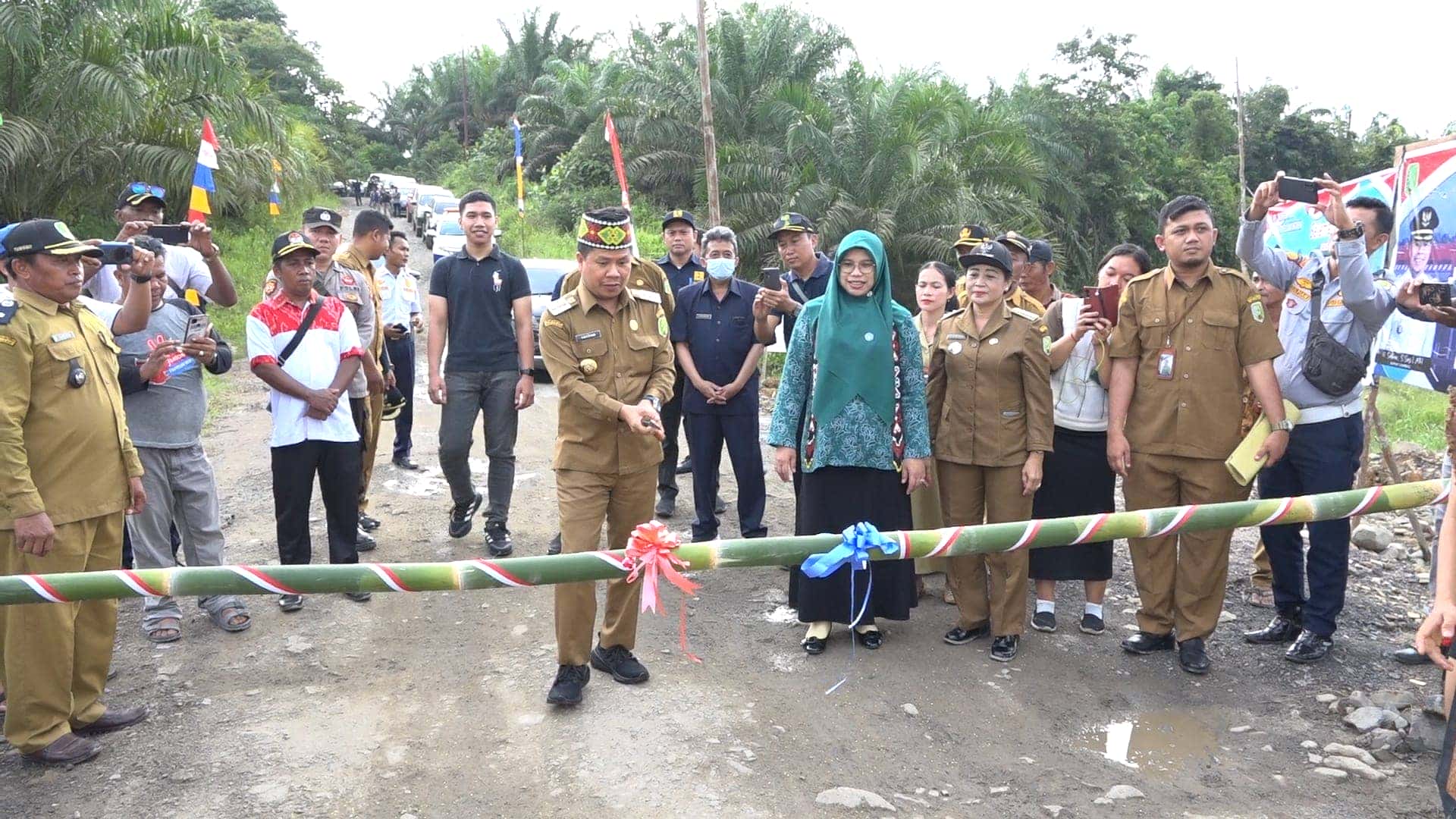 BUPATI SAMBAS SATONO RESMIKAN JEMBATAN SUNGAI SEPIK DAN SUNGAI SENDAWAR DI SUBAH