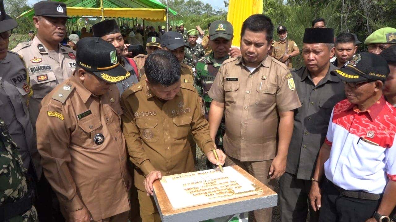BUPATI SATONO RESMIKAN TUGU VETERAN 10 JANUARI 1949 PARAK AIR DESA SEMPADIAN