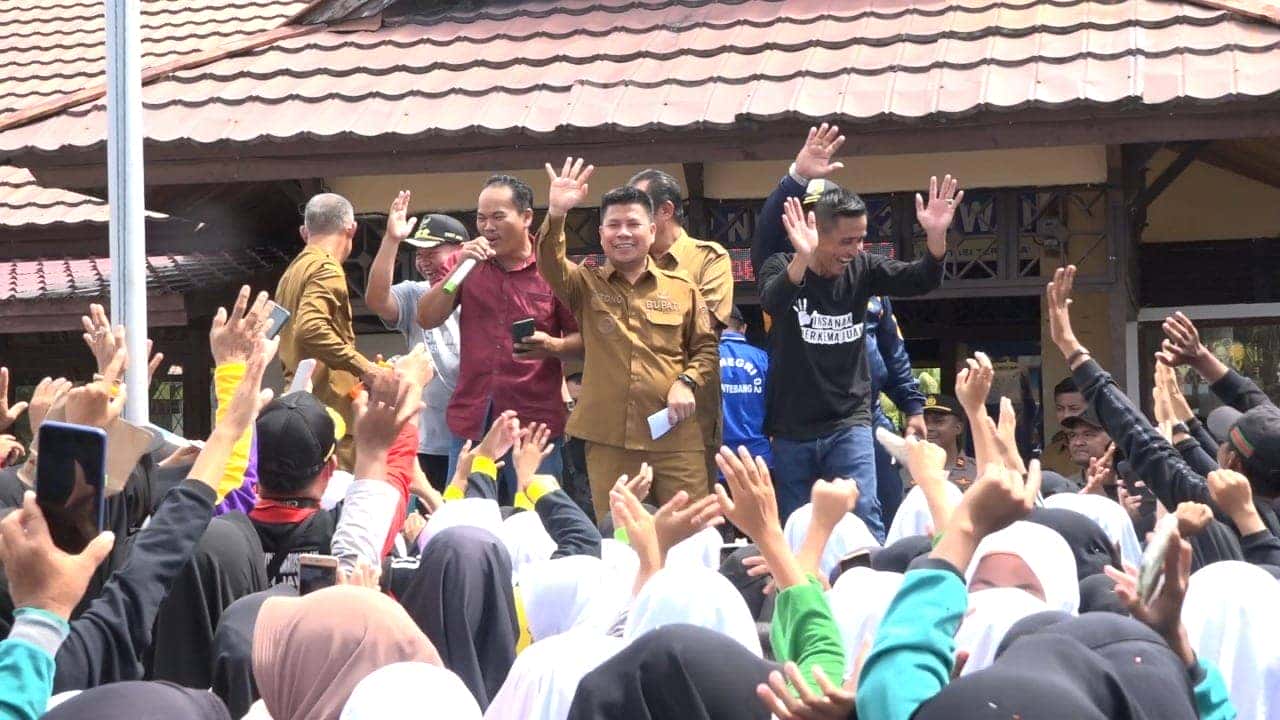 GERAKAN AKSI GIZI NASIONAL, BUPATI SATONO BAGIKAN TABLET TAMBAH DARAH DI JAWAI