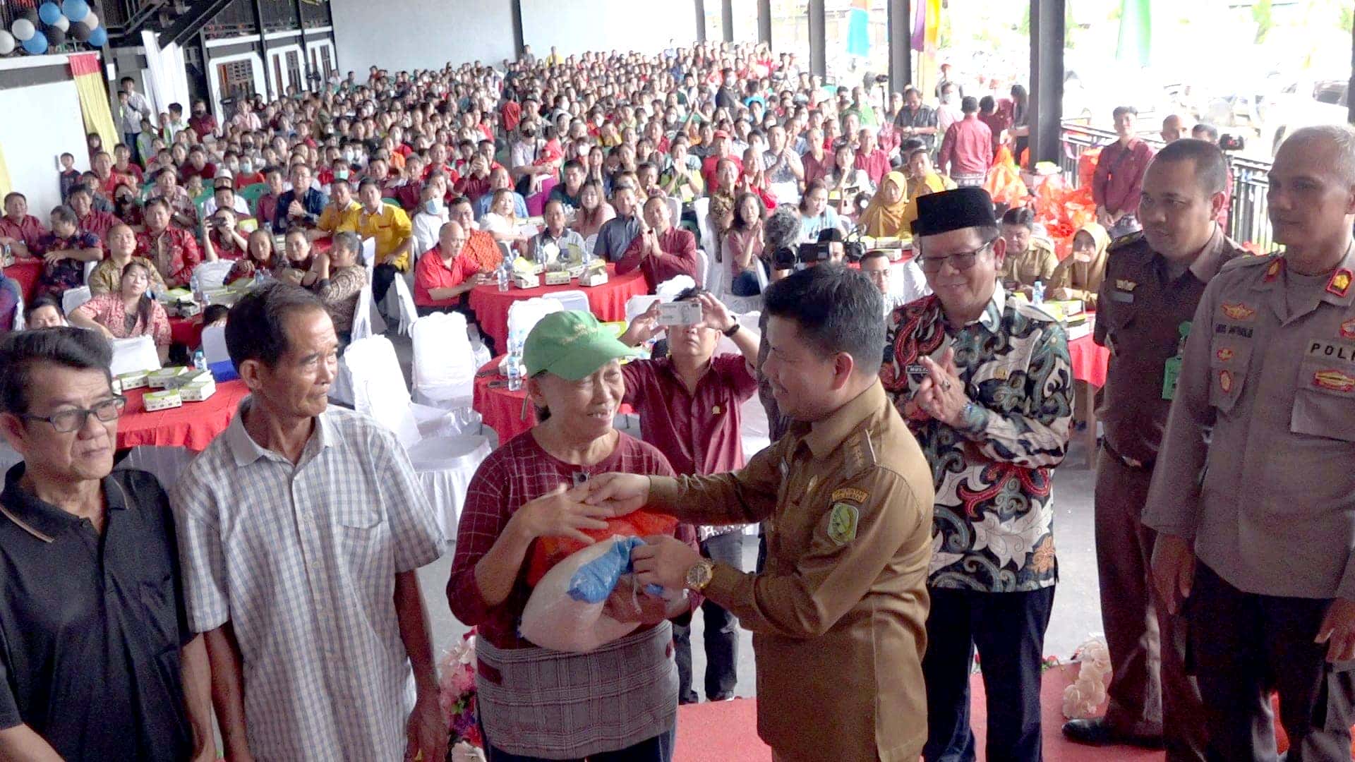 Bupati Sambas Satono Serahkan 1200 Paket Sembako dari Komunitas PEKA