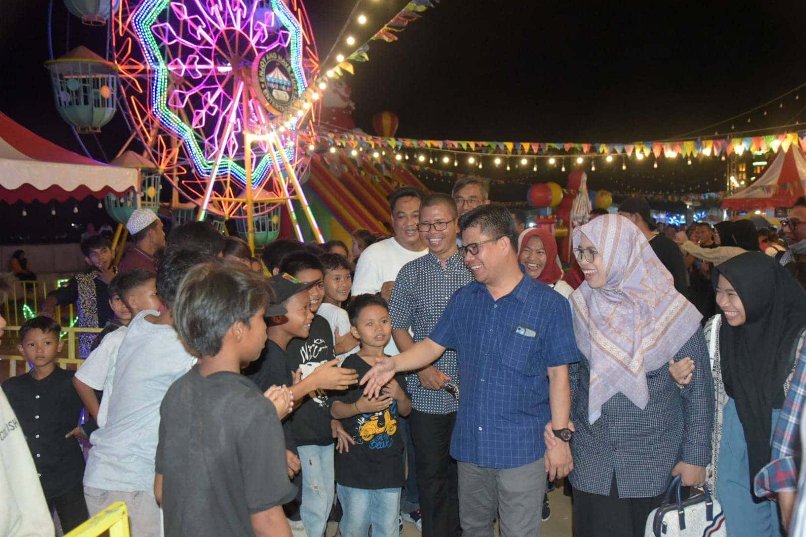 Bupati Satono Bersilaturahmi dengan UMKM dan Masyarakat Pemangkat di Acara Festival Pesisir Pemangkat