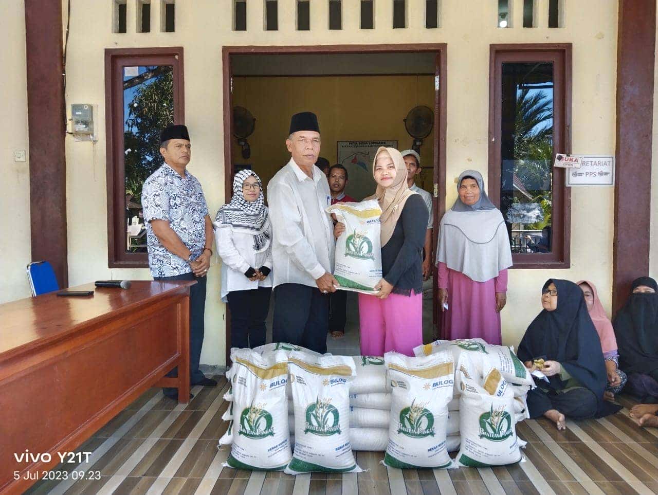 Penyaluran Bantuan Pangan Non Tunai Bantu Warga