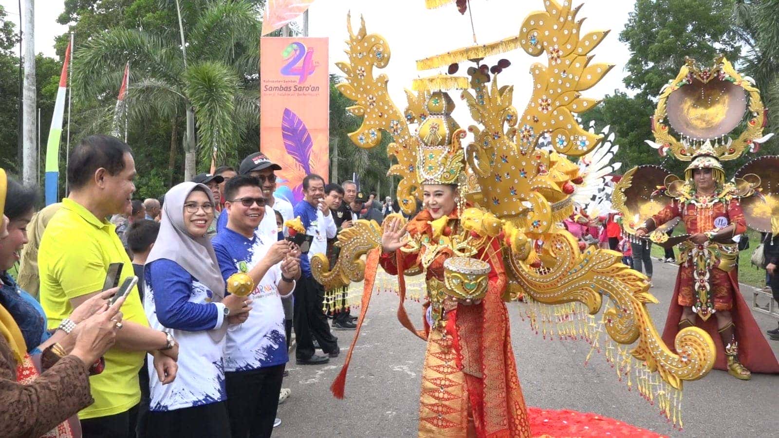 Lestarikan Tenun Sambas, Bupati Satono Lepas Peserta Karnaval Tenun 2023