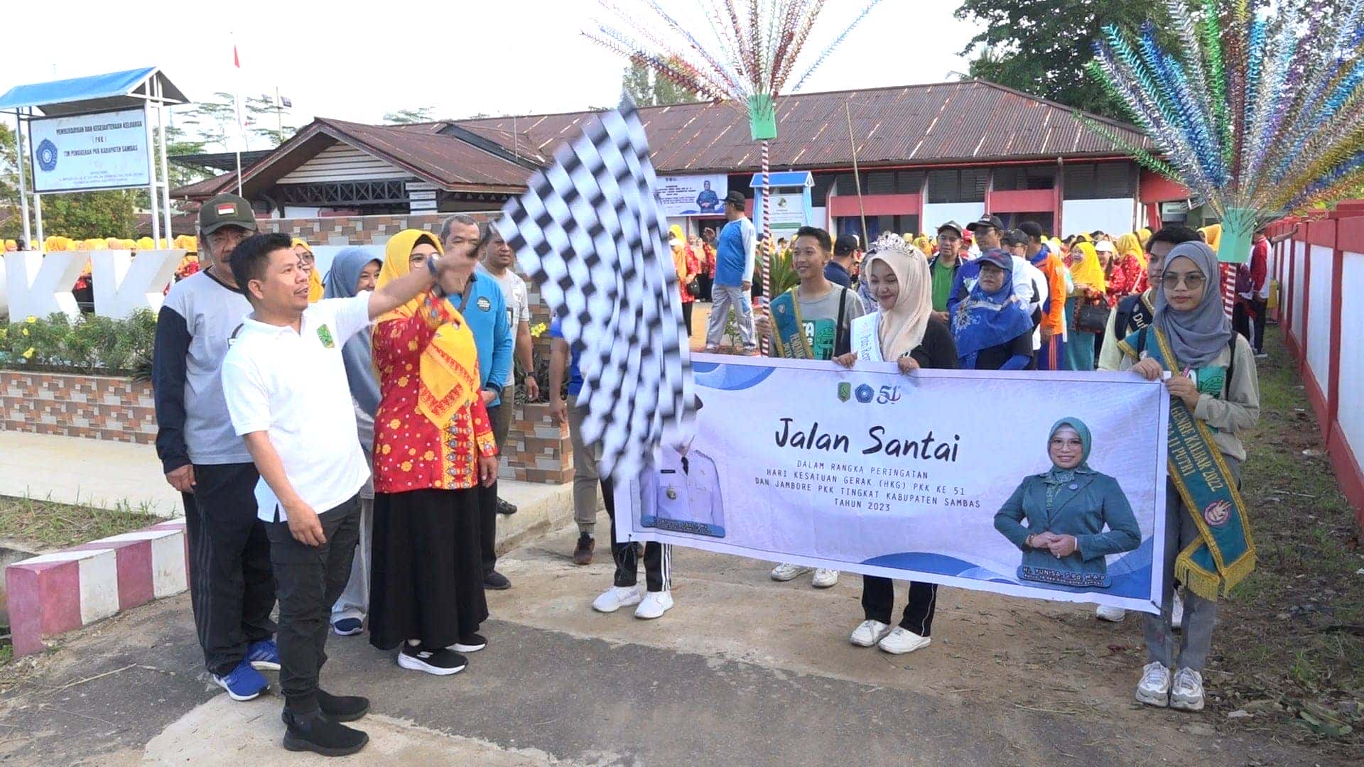 Bupati Satono Lepas Jalan Santai HKG PKK ke -51, Berbagai Kegiatan Meriah Digelar PKK Sambas