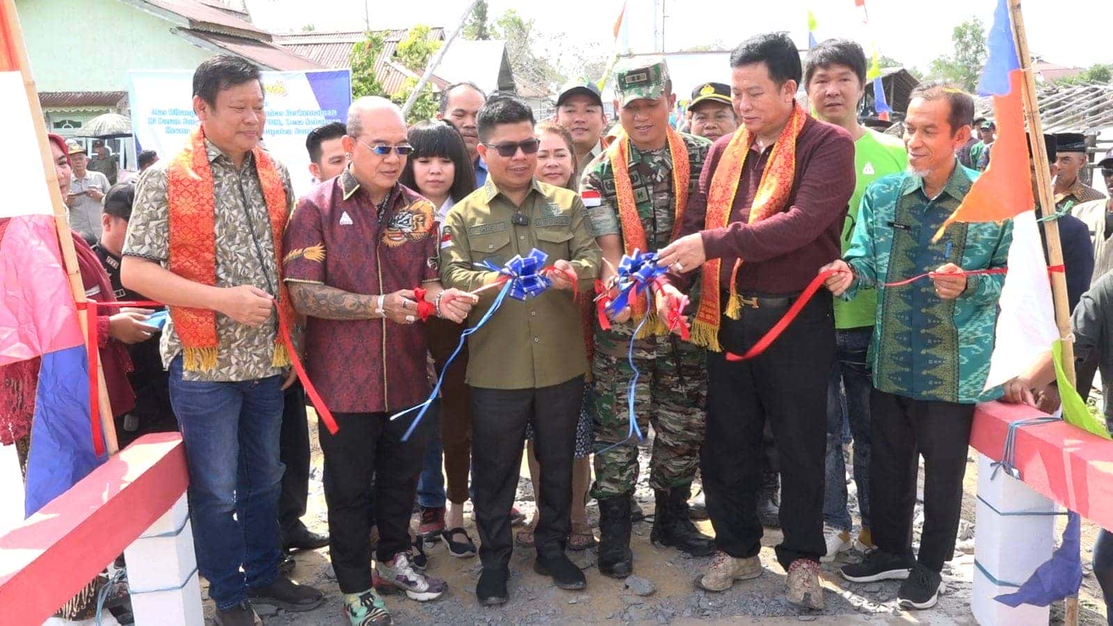 BUPATI SAMBAS SATONO RESMIKAN JEMBATAN SAMBAS BERKEMAJUAN KE 32 DI DESA SEBATUAN PEMANGKAT