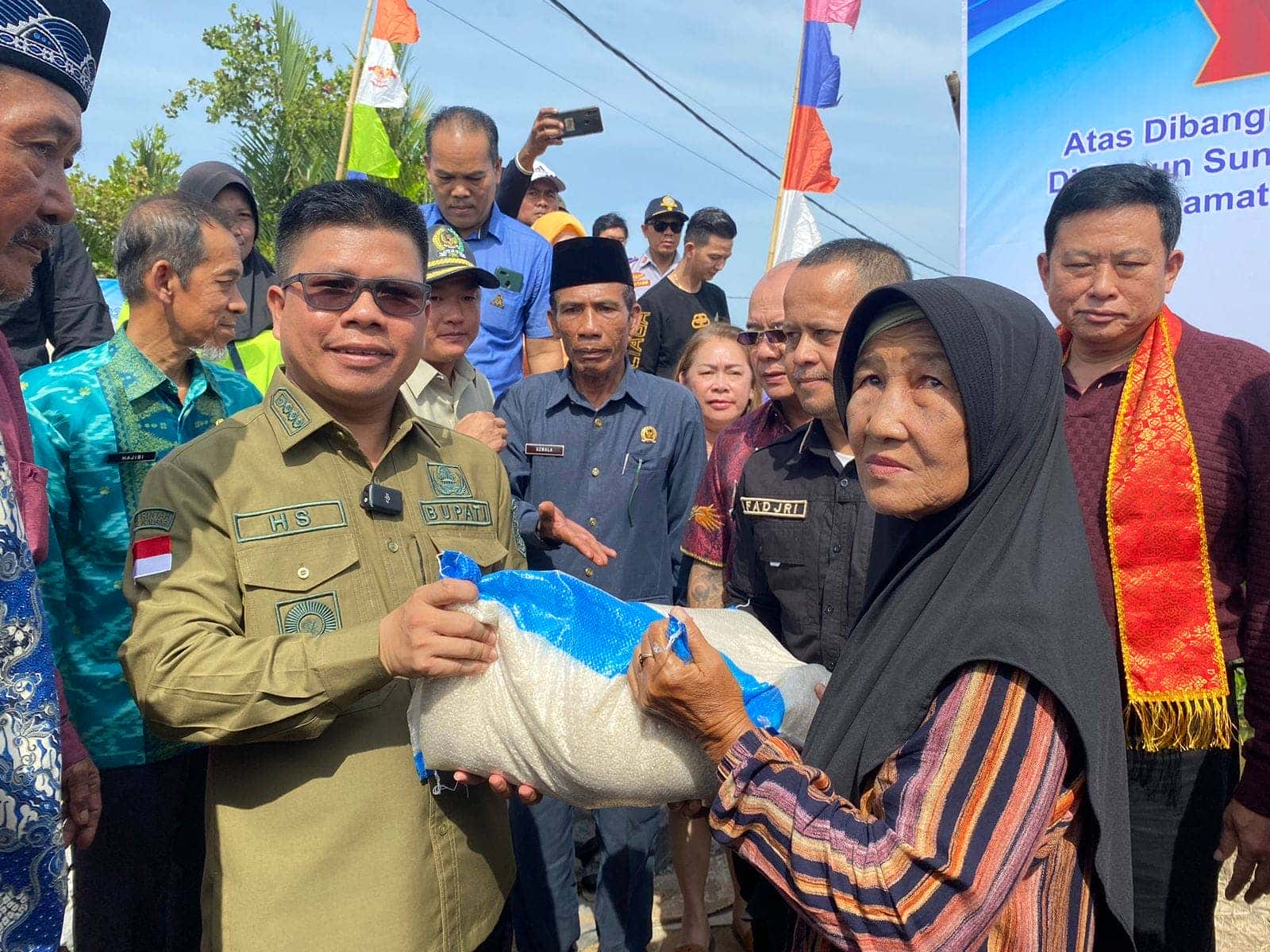 Bupati Sambas Satono Bantu 1 Ton Beras Untuk Masyarakat Dusung Sungai Mas