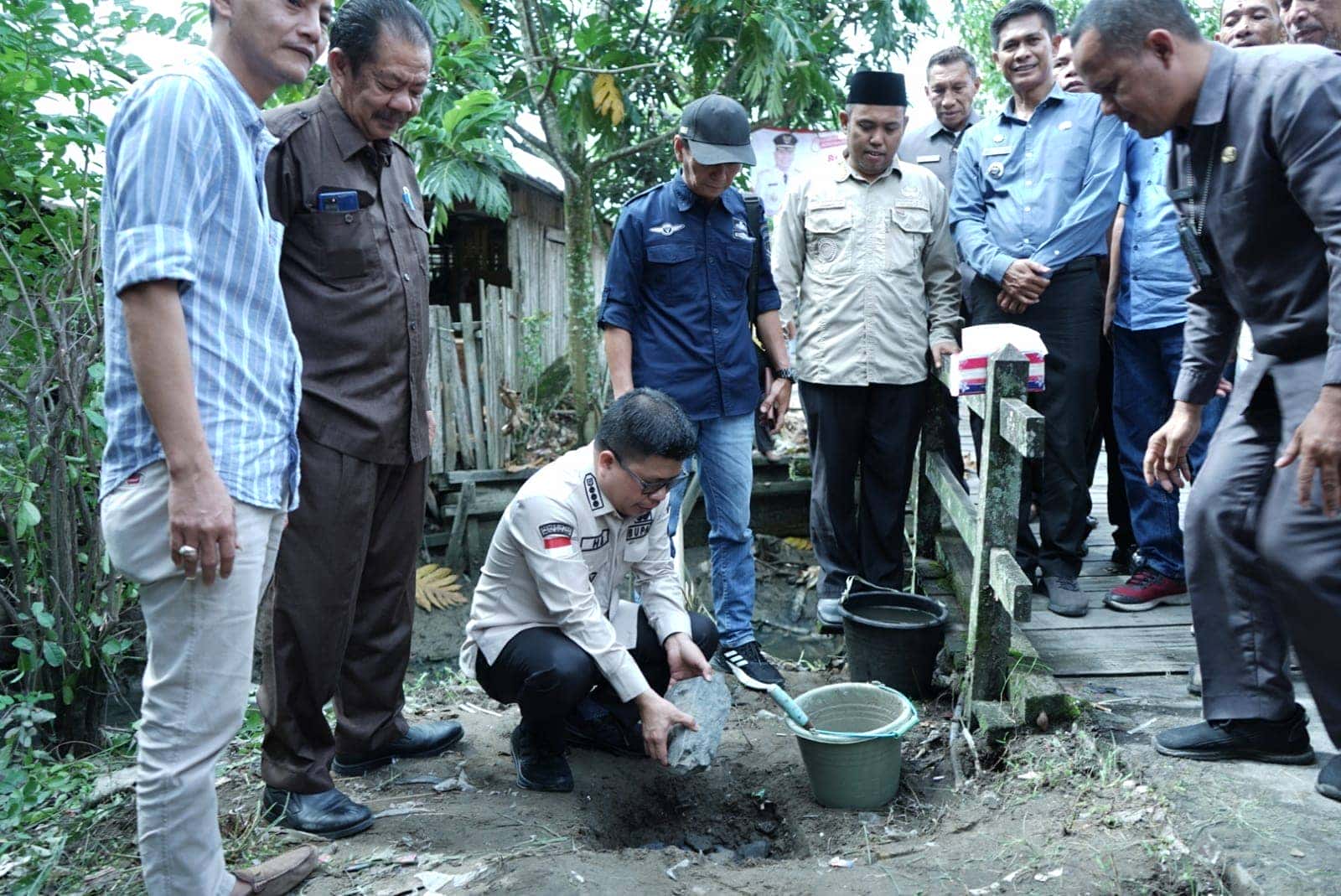 Bupati Sambas Satono Meletakkan Batu Pertama Jembatan Berkemajuan di Kecamatan Tebas