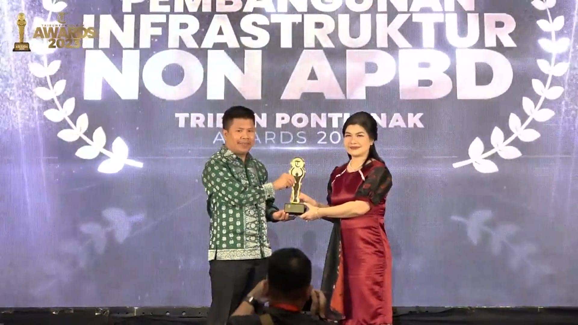APRESIASI PEMBANGUNAN INFRASTRUKTUR NON APBD, BUPATI SATONO TERIMA TRIBUN AWARDS 2023