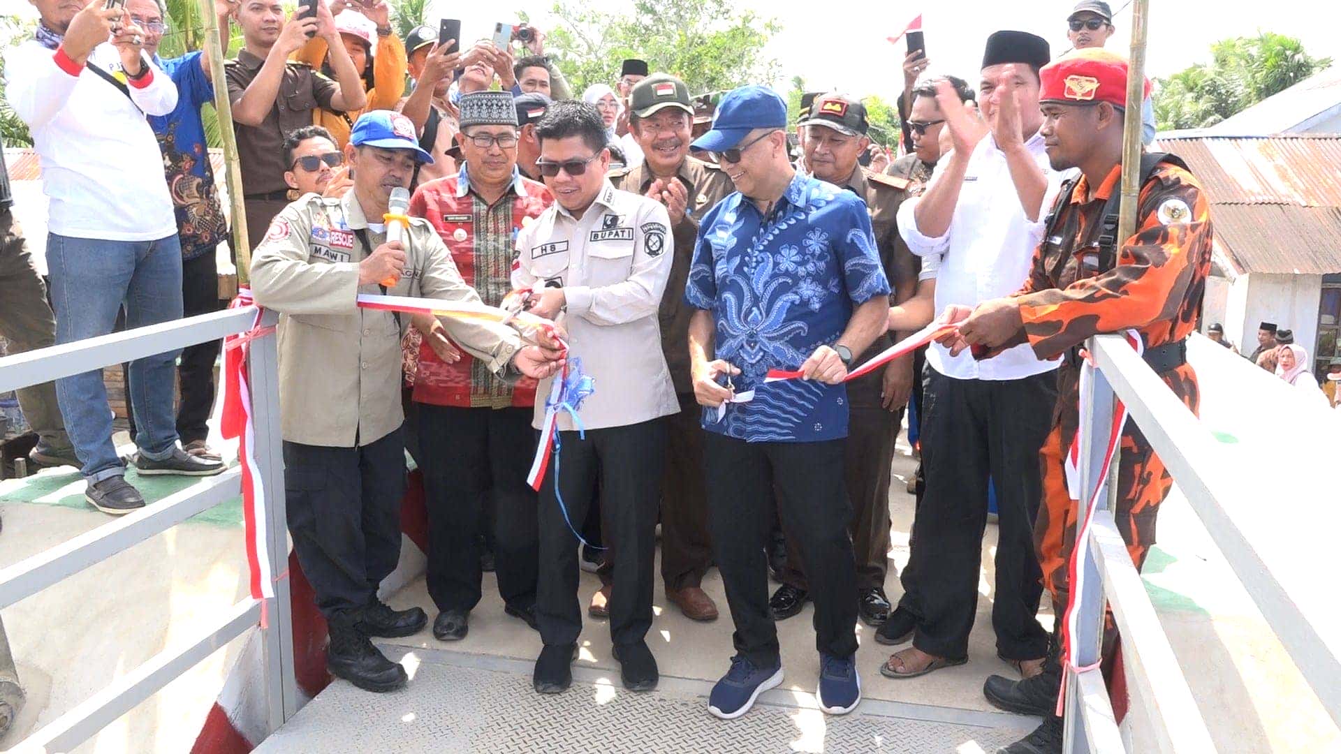 Bupati Satono Bersama Anggota DPR RI Syarif Abdullah Alkadrie Resmikan Jembatan Gantung Desa Seranggam