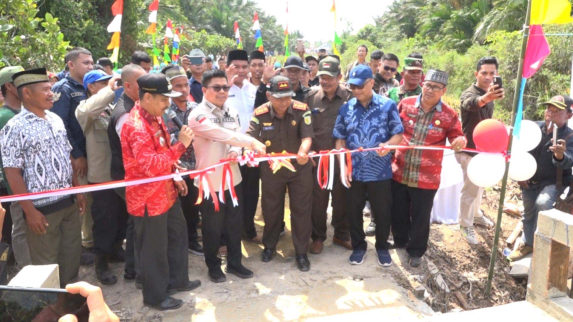 Bupati Satono Resmikan Jembatan Berkemajuan Ke 35 Penghubung Desa Seranggam Kec. Selakau Timur – Desa Parit Kongsi Kec. Selakau